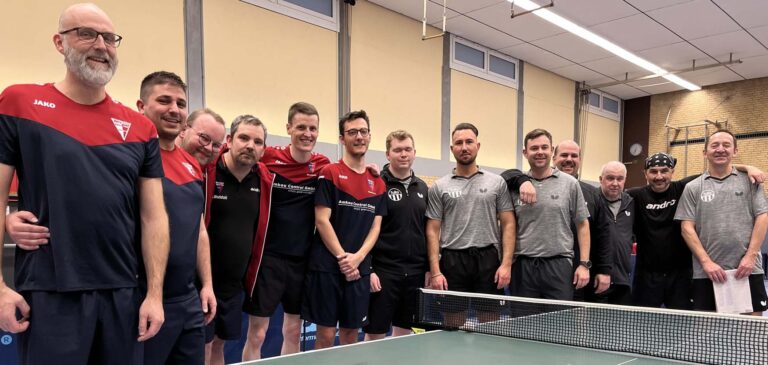 Das Top-Duell der 1. Bezirksliga 3 hielt alles, was es versprach. Vor dem Spiel waren sämtliche Spieler guter Laune: (v.l.n.r.) Marco Böcker, Lino de Almeida, Matthias Holtmann, Andre Wodetzki, Moritz Overhage, Luca Bröcker (alle WSC), Marvin Stewing, Angelo Gunia, Sebastian Neumann, Sebastian Neugebauer, Thomas Weritz, Marko Gunia und Marek Wollny (alle TuRa). Foto: privat