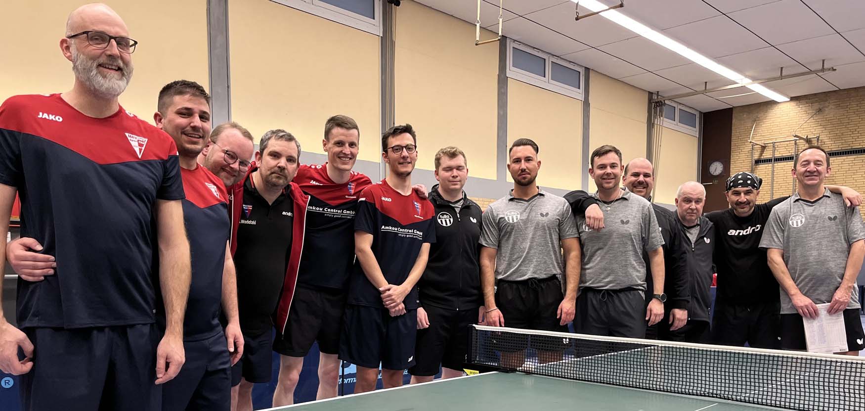 Das Top-Duell der 1. Bezirksliga 3 hielt alles, was es versprach. Vor dem Spiel waren sämtliche Spieler guter Laune: (v.l.n.r.) Marco Böcker, Lino de Almeida, Matthias Holtmann, Andre Wodetzki, Moritz Overhage, Luca Bröcker (alle WSC), Marvin Stewing, Angelo Gunia, Sebastian Neumann, Sebastian Neugebauer, Thomas Weritz, Marko Gunia und Marek Wollny (alle TuRa). Foto: privat