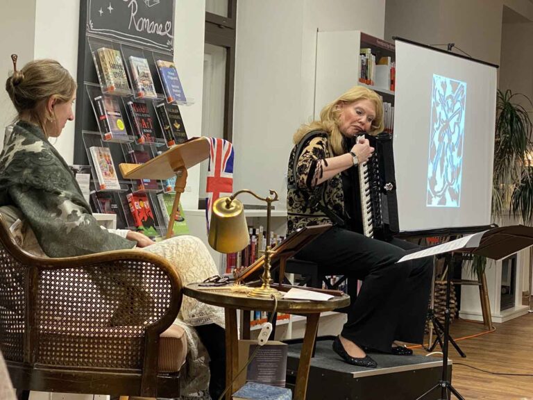 Dank der literarisch-musikalischen Hommage von Monika Bujinski (links) und Andrea Knefelkamp-West lebte Virginia Woolf in der Stadtbücherei Werne auf. Foto: Schwarze