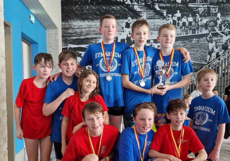 Das Gymnasium St. Christophorus gewann die Schwimmwettkämpfe der weiterführenden Schulen bei den Jungen der fünften bis siebten Klassen. Fotos: privat
