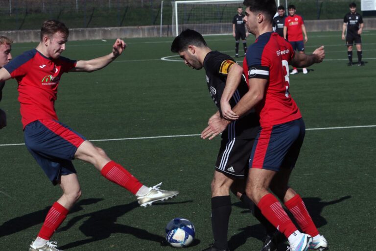 Kapitän Enes Akyüz (mitte) traf zum zwischenzeitlichen 2:0. Am Ende musste sich die Eintracht aber mit einem Unentschieden zufrieden geben. Foto: Wagner