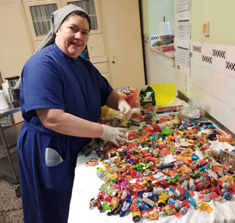 Süßigkeiten-Spenden der Sternsingeraktion kommen in der Ukraine an und werden an Familien mit Kindern verteilt. Fotos: privat