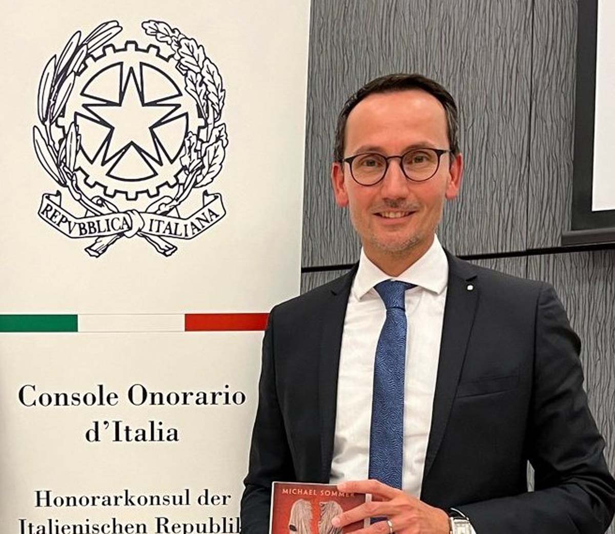 Der Honorarkonsul Italiens, Markus Kreuz, spricht beim ICW-Abend über die deutsch-italienische Freundschaft. Foto: privat