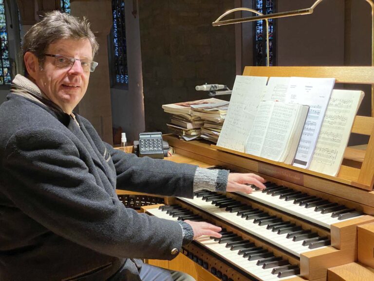 Dr. Hans-Joachim Wensing, Kantor der St. Christophorus-Gemeinde Werne, an der Seifert-Orgel. Foto: Schwarze