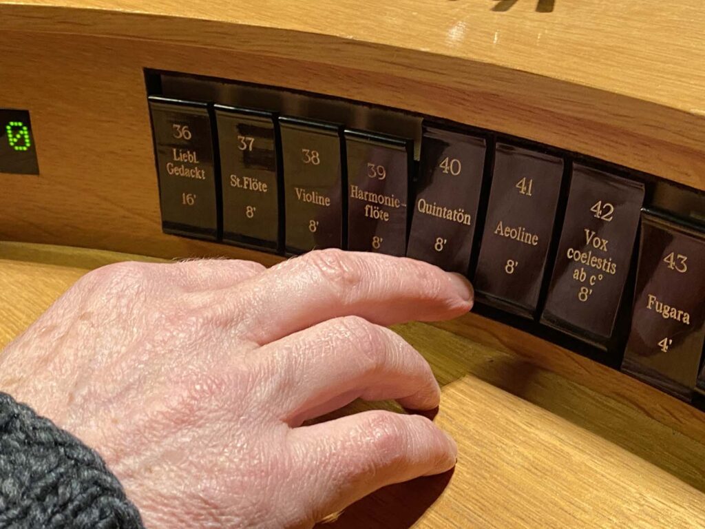 Per Knopfdruck lassen sich den Orgeltasten verschiedene Register und damit Klangfarben zuweisen.