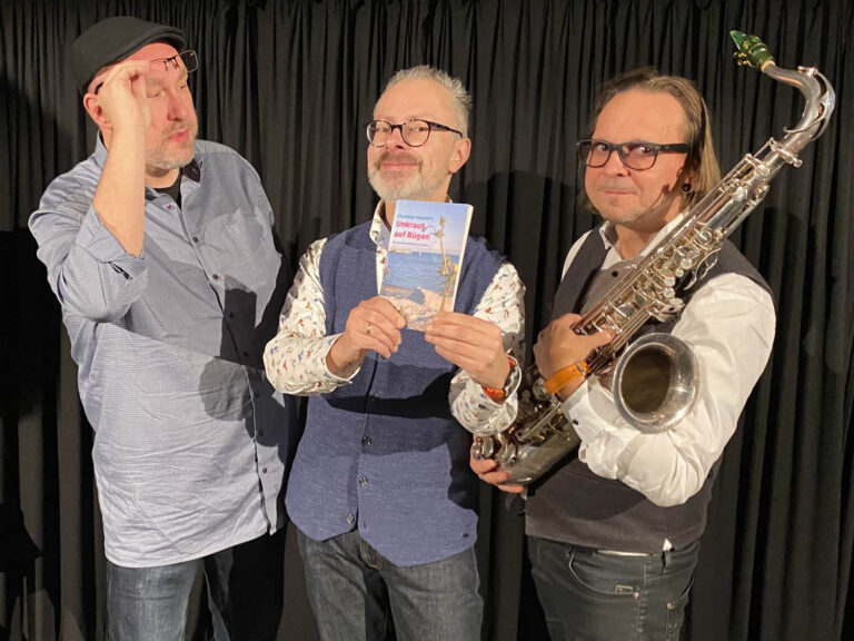 Christian Huppert wird unterstützt von dem Marler Jazz- und Theatermusiker Claudius Reimann (rechts) sowie Autor und Verleger Magnus See (links). Foto: Reimann