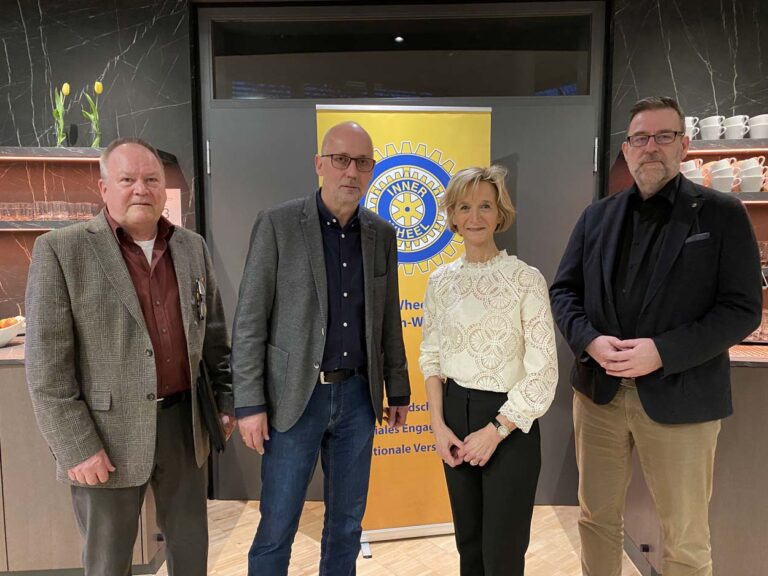 Martina Kuhnen, Präsidentin des Inner Wheel Clubs Lünen-Werne, begrüßte das Moderatorenteam aus Dortmund (von links): Frank Knoll, Christoph Hünermann und Andreas Schmid. Die Kommunikationsberater leiteten einen Workshop, der der Zukunftsgestaltung von Serviceclubs diente. Foto: Schwarze