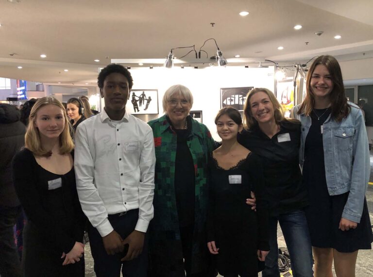 Auf dem Foto sind zu sehen (von links): Lorena Brauckmann, Salih Hamadou, Claudia Roth, Stella Thiesen, Natalie Harms und Katja Czeranka. Foto: AFG