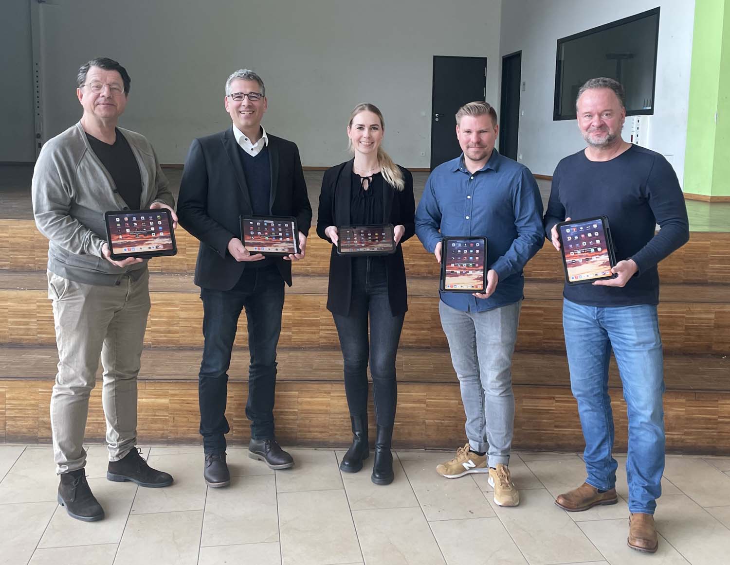 Rainer Mäffert und Michelle Thannheiser überreichten die Tablets an MSS-Leiter Hubertus Steiner (ganz links) und sein Team. Foto: Antonia Lott