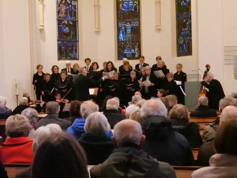 Der Motettenkreis führte das Requiem von Gabriel Fauré vor mehr als 100 Zuhörenden in der Martin-Luther-Kirche auf.  Foto: Schwarze