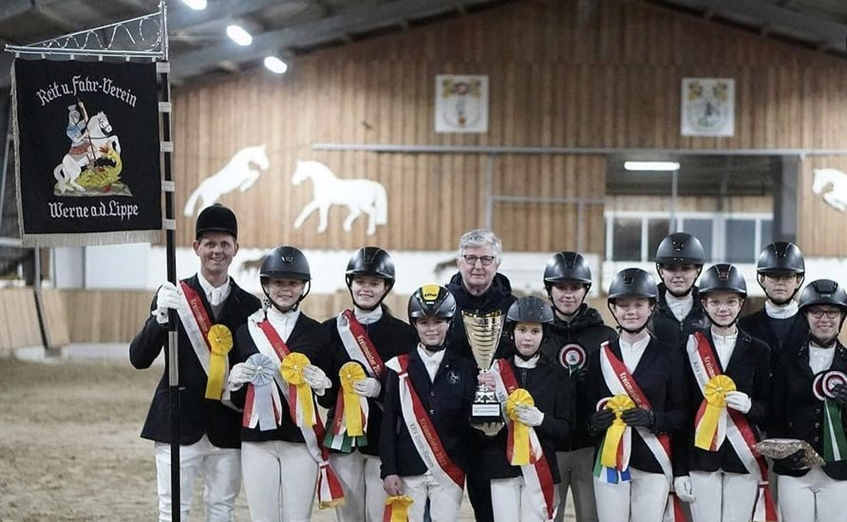 Trainer Heinrich Schwert hofft wieder auf gute Platzierung seiner Pony-Mannschaft. Foto: Archiv