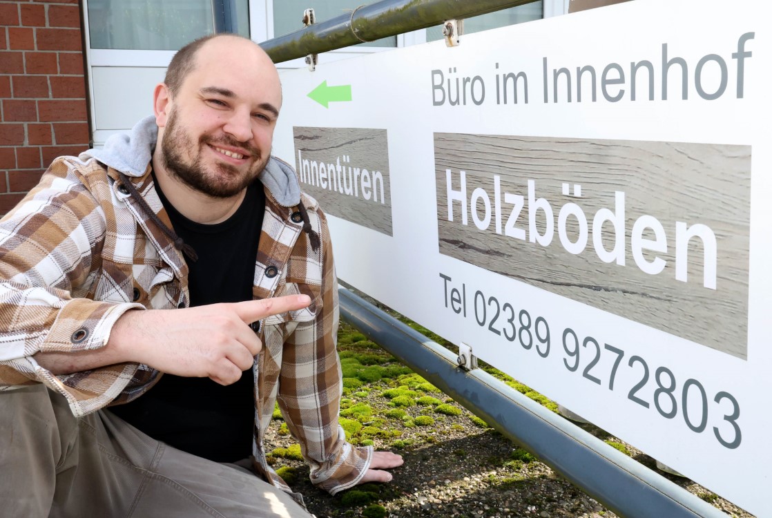 Mirco Ruthsch ist mit seinem familiären Betrieb „Holz-Geschichten“ im Hinterhof des Fürstenhof 66 beheimatet. Foto: Volkmer