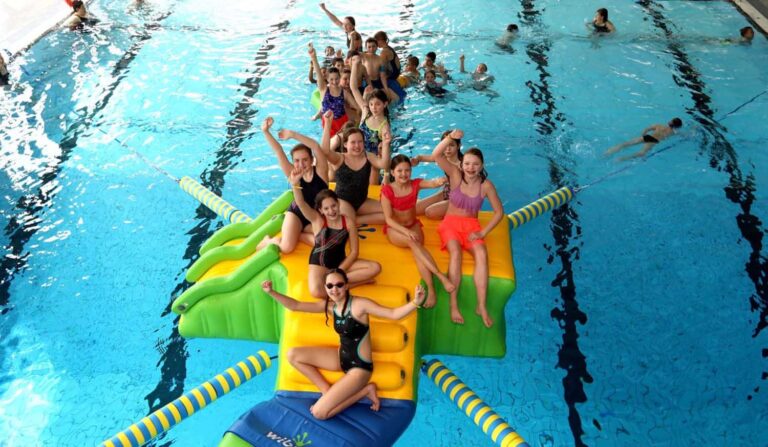 Wasserspielzeuge und ein Großspielgerät warten am Kinderspielnachmittag im Solebad auf den Nachwuchs. Archivfoto: Volkmer