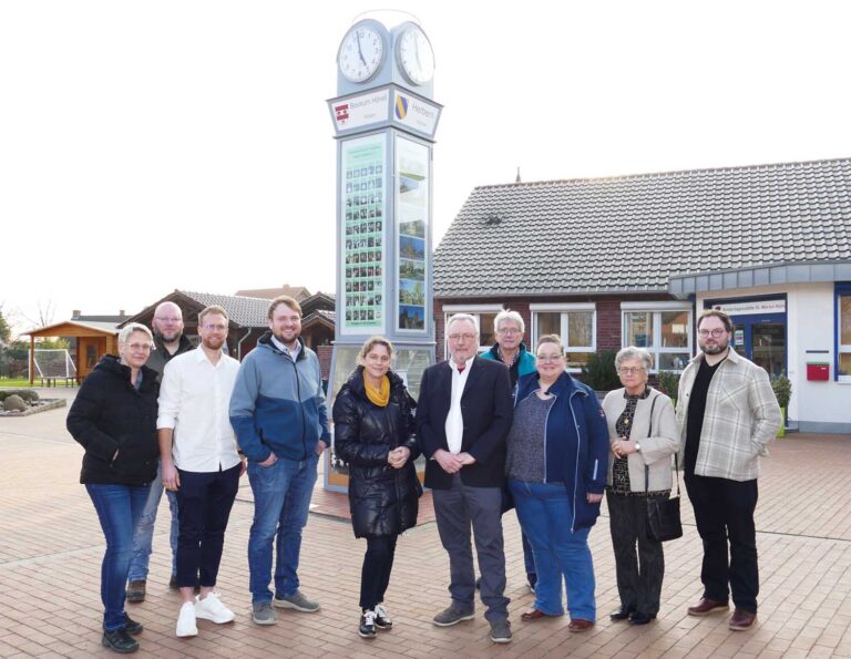 Trafen sich am Dorfgemeinschaftshaus (von links): Susanne Elsner, Sebastian Klein, Tim Köhler (Einrichtungsleitung), Christian Westhues (Vorsitzender Kindergartenträgerverein), Dr. Anne Monika Spallek, Herbert Schulze Geiping, Klaus Schlüter, Alexander Schoo, Marita Funnhoff (stellvertretende Bürgermeisterin), Christoffer Diedrich (OV-Werne, KV Unna). Foto: privat