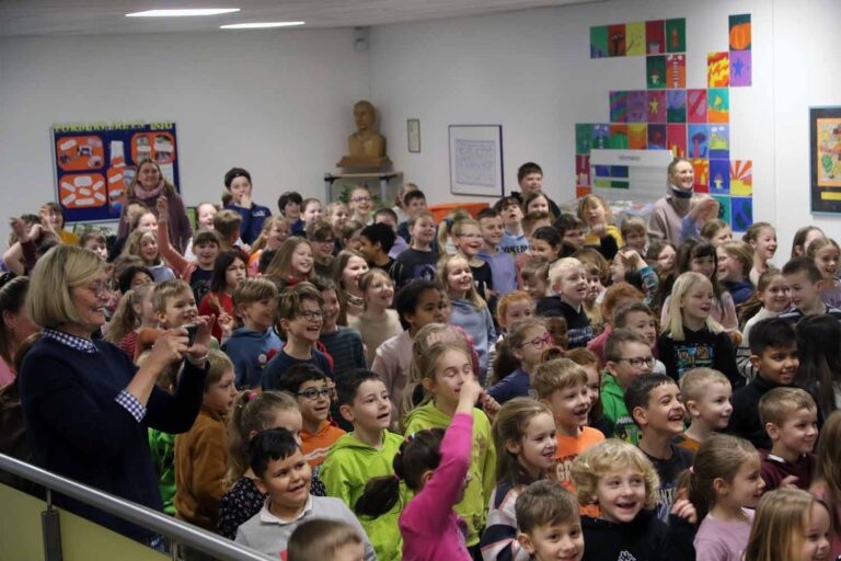 Mit großer Begeisterung nahm die Schulgemeinde in Stockum die Nachricht zu Kenntnis, in Sachen Sportabzeichen die Nummer eins in Werne zu sein. Fotos: Wagner