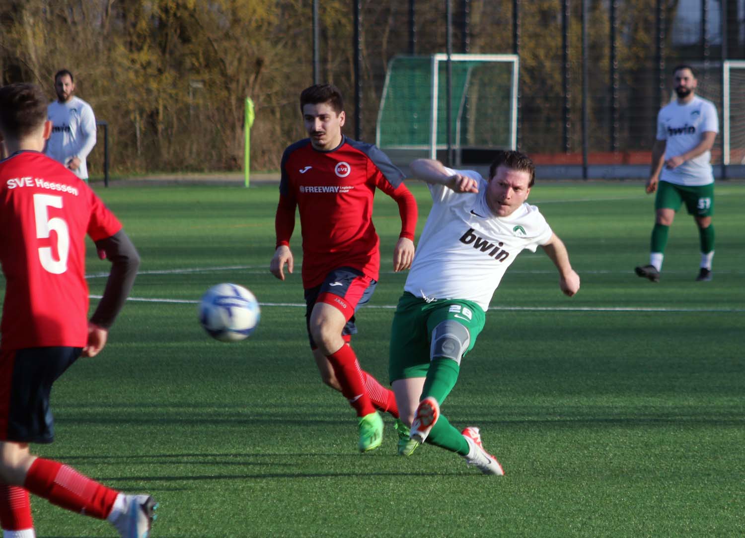 Mohammed Harsit trifft in dieser Szene zum entscheidenden 2:0. Trotz des Sieges gegen Heessen III wollte bei Stockums Trainer Leonardo Amoresano keine Jubelstimmung aufkommen. Foto: Wagner