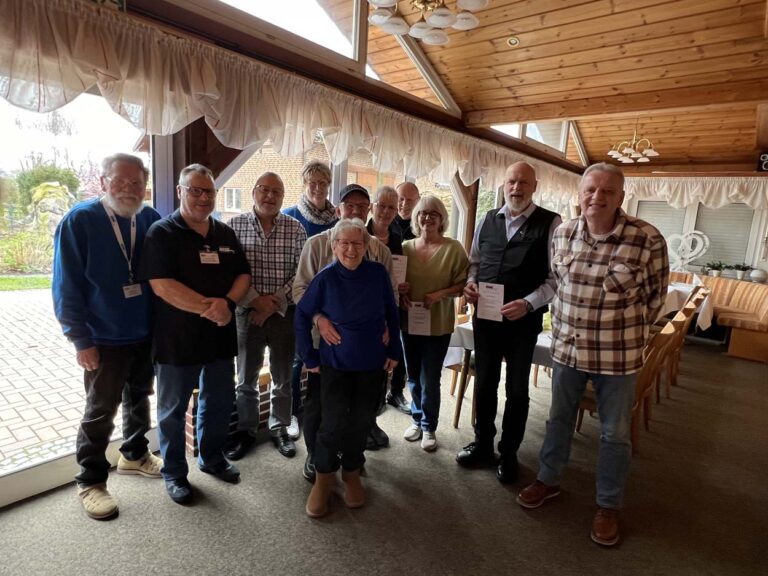 Die VdK-Spitzen Kurt Wörmann und Uwe Wittenberg (ganz links) gratulierten den Jubilaren Werner Therwert (von links nach rechts), Brigitte Schulze, Alfred und Isolde Gerlitz, Elke und Reinhard Weniger, Christina Bartsch-Ruthe, Bernhard Niehoff und Waldemar Becker. Foto: Günther Bienert