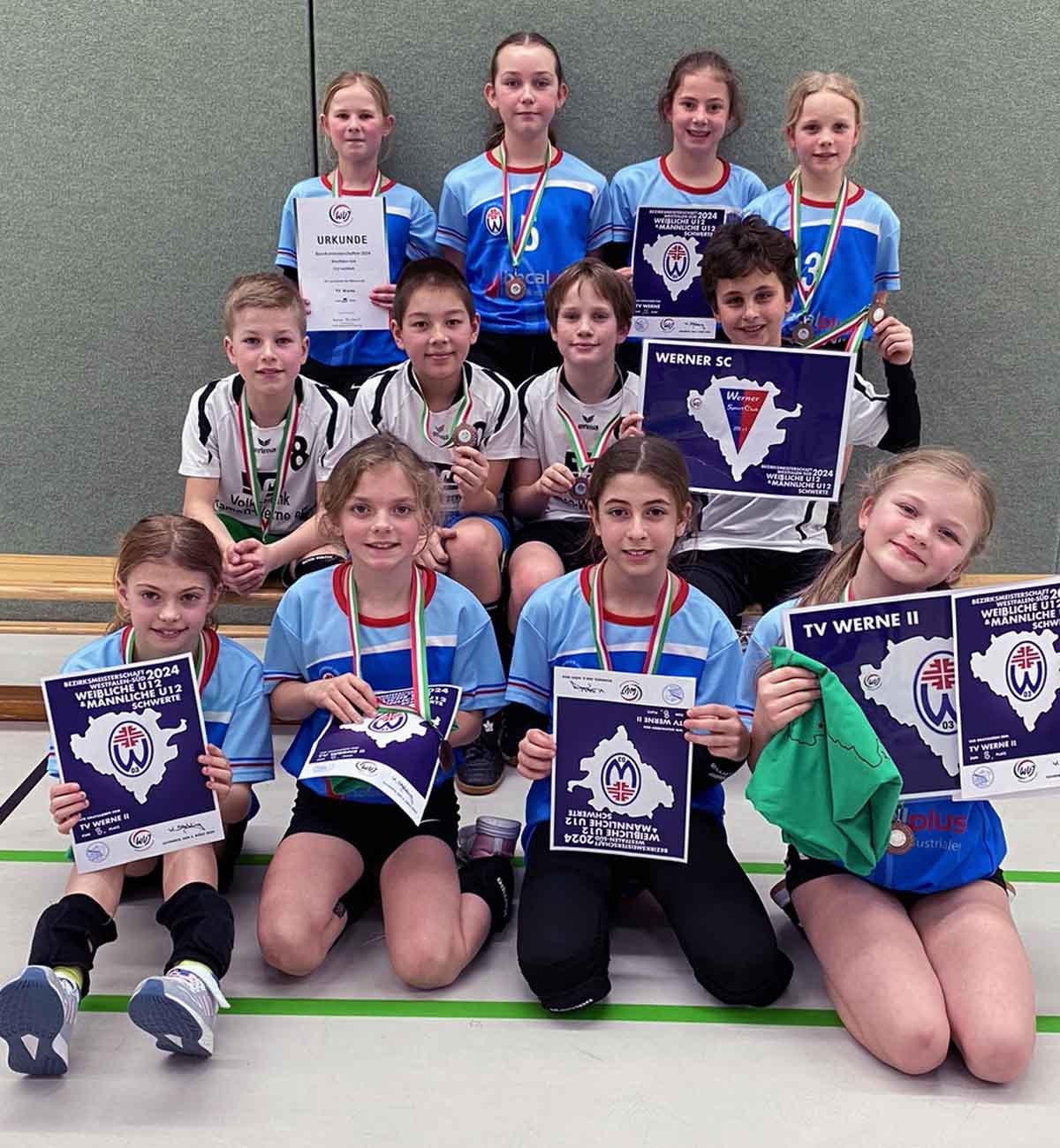 Die Mannschaften des TV Werne und des Werner SC nach ihren überzeugenden Aufritten bei den U12-Bezirksmeisterschaften im Volleyball. Foto: privat