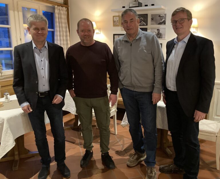 Präsident Benedikt Striepens, Spielführer Bernd Löcke, Vizepräsident Dr. Uli Paschedag und Schatzmeister Ulrich Beckmann gestalteten die Mitgliederversammlung beim Golfclub Westerwinkel. Foto: Schiffmann/GCWW