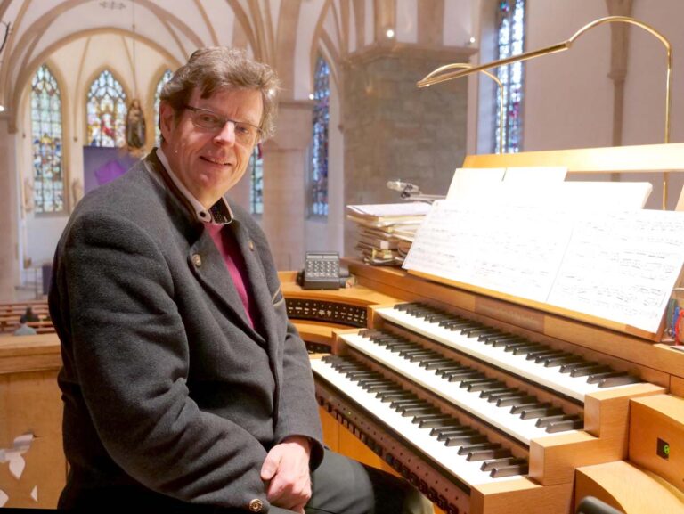 An der Seifert-Orgel in St. Christophorus demonstrierte Dr. Hans-Joachim Wensing anhand unterschiedlicher Choralbearbeitungen die Bandbreite österlicher Spiritualität. Foto: Schwarze