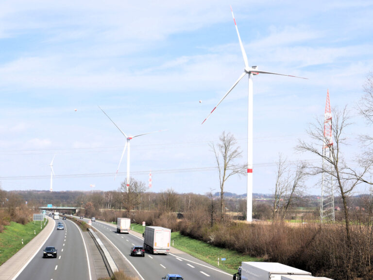 Zwei neue Windkraftanlagen an der A1 in Horst sollen sich zum Quartalsende drehen. Fotos (2): Gaby Brüggemann