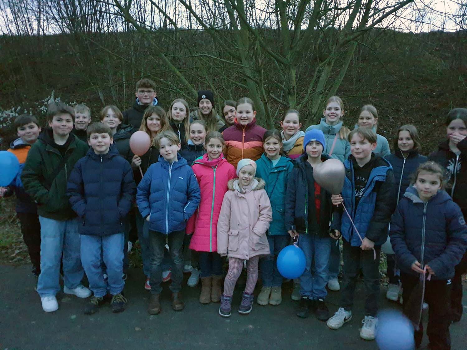 Eine gelungene Winterwanderung unternahmen die Kinder des Tennisclubs Blau-Weiß rund um das Clubheim. Foto: privat