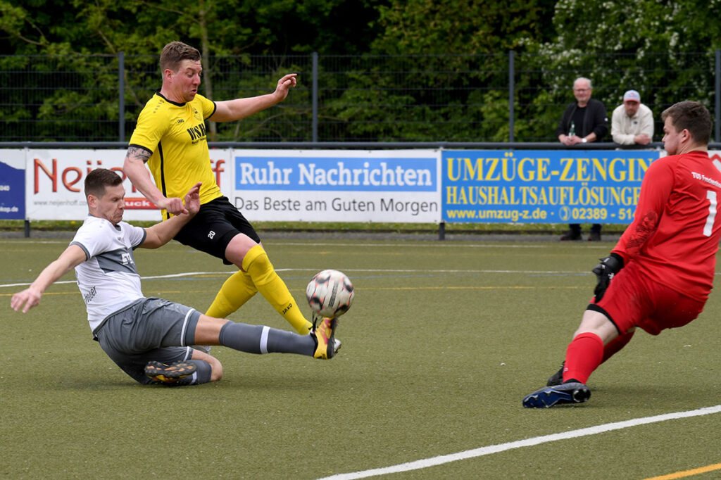 Um eine Schuhspitze eher am Ball als sein Gegenspieler war WSC-Goalgetter Chris Thannheiser in der 13. Minute. Foto: MSW