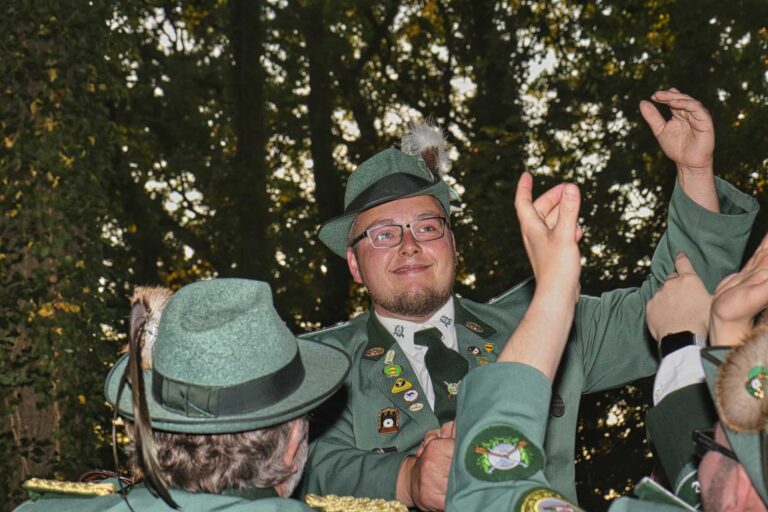 Jan-Steffen Sträter schoss vor knapp zwei Jahren den Vogel ab und ließ sich zum ersten König der Schützenvereinigung an der Horne krönen. Archivfoto: Steinmüller