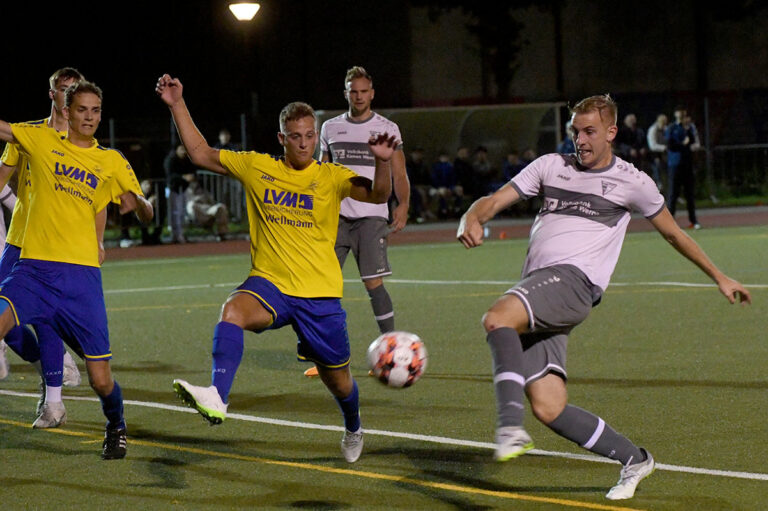 Beim 2:1-Sieg des Werner SC im September lieferten sich beide Teams einen offenen Schlagabtausch. Hier kommt WSC-Verteidiger Nico Holtmann (r.) zum Torschuss. Archivfoto: MSW