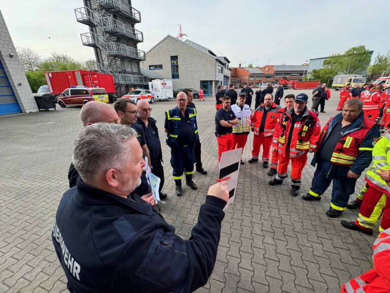 Der stellvertretende Kreisbrandmeister Dirk Kemke organisiert das Team zum Aufbau. Foto: DRK/Marcel Drawe