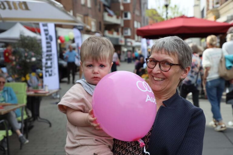 Diie Veranstaltung mit Genuss- und Frühlingsmarkt kam am Samstag nur langsam in Schwung. Heute laden die Geschäfte zum verkaufsoffenen Sonntag ein. Foto: Isabel Schütte