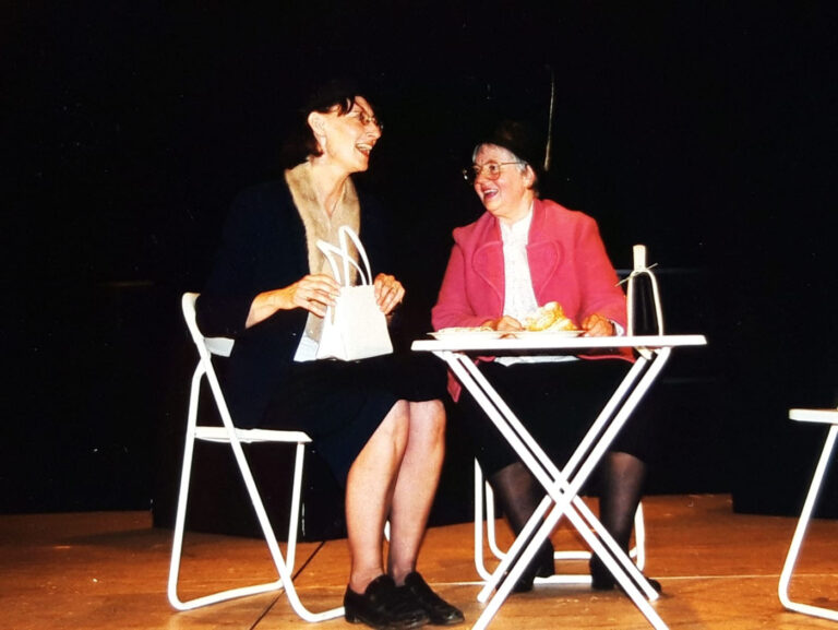 Bei den Kaktusblüten: Karin Windisch (rechts) in ihrer Paraderolle als moppernde Seniorin Resi, zusammen mit ihrer Mitspielerin Irmgard Schlierkamp (links). Foto: Privatarchiv Familie Windisch