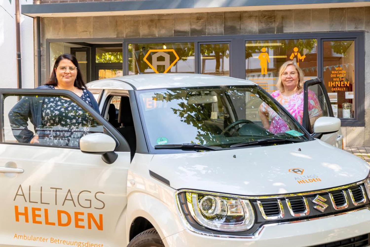 Sandra Wittler (rechts) und Daniela Mones freuen sich auf die Geburtstagsparty der 