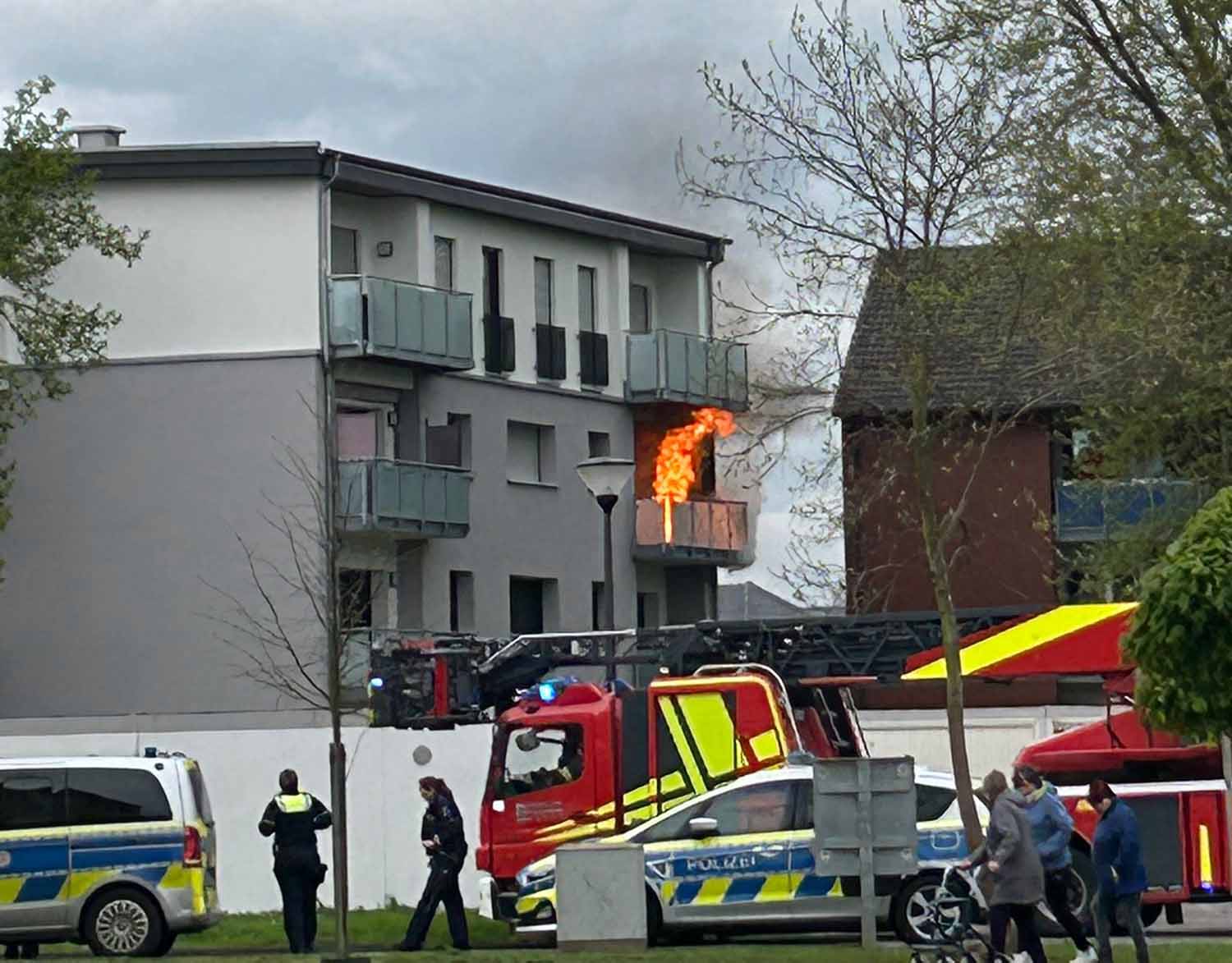 Von weitem war der Feuerschein auf dem Balkon in der Freigrafenstraße sichtbar. Die Feuerwehr hatte den Brand nach rund 20 Minuten unter Kontrolle. Foto: FFW