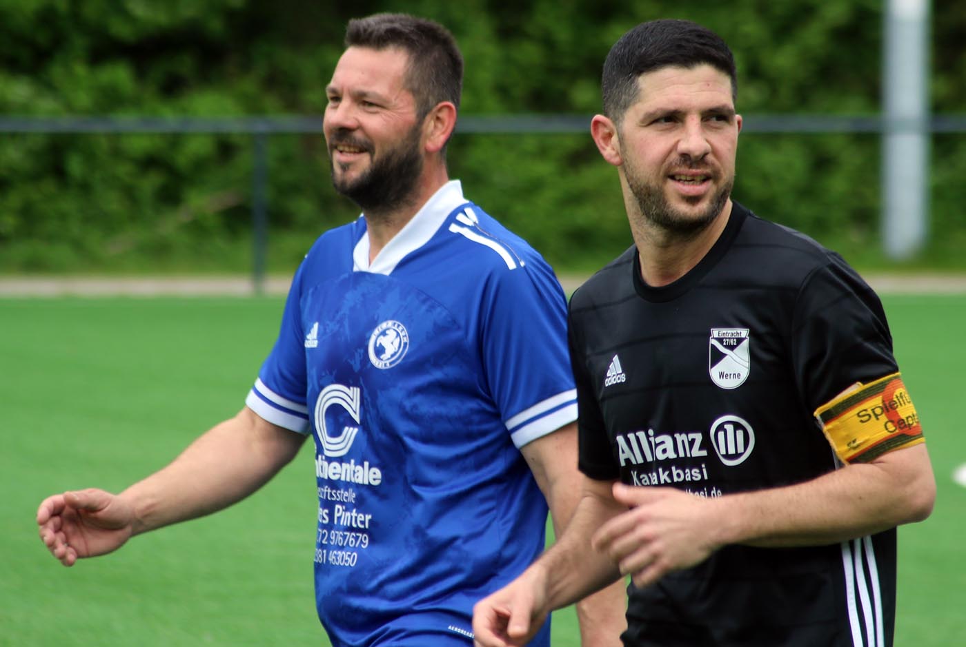 Mario Martinovic (links), hier mit Ex-Kollege Enes Akyüz, hatte gut lachen. Er schoss den 1. FC Pelkum an alter Wirkungsstätte zu einem wichtigen Auswärtssieg. Foto: Wagner