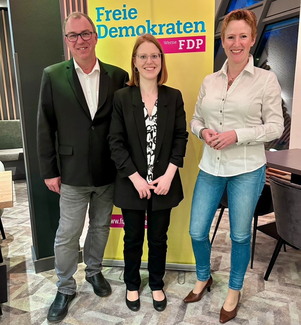 Claudia Lange (rechts) und Artur Reichert empfingen die FDP-Bundestagsabgeordnete Katrin Helling-Plahr zum Frühlingsempfang der Liberalen. Foto: privat