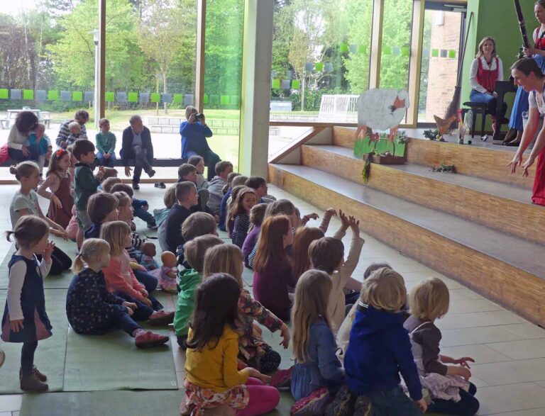 Große Begeisterung beim Familienkonzert der Musikfreunde herrschte in der Aula der Marga-Spiegel-Schule. Foto: privat