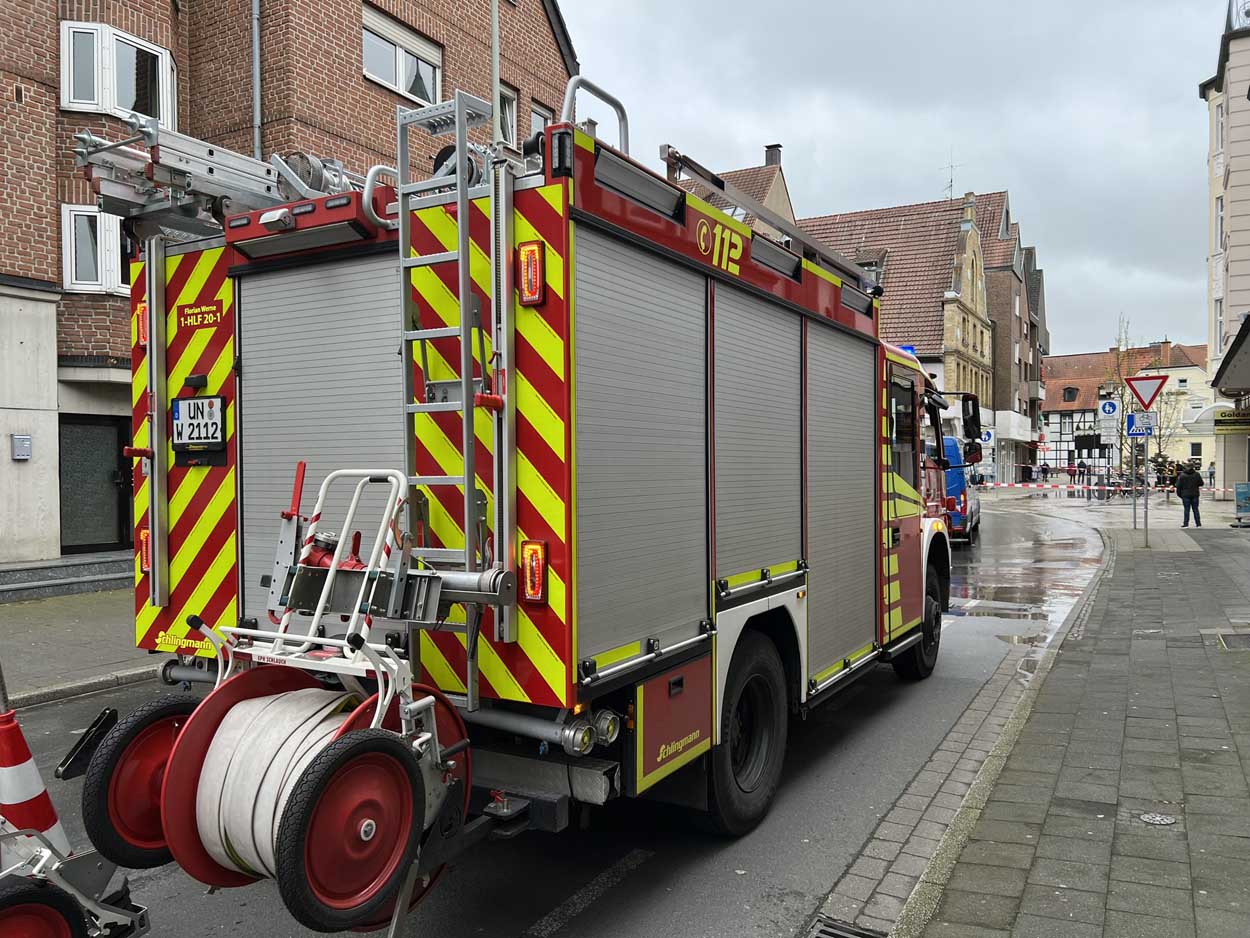 Ein Wasserrohrbruch an der Straße Markt rief die Feuerwehr auf den Plan. Foto: FFW