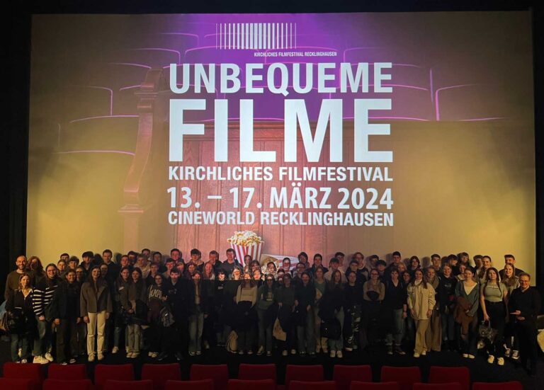 Die Schülerinnen und Schüler schauten noch vor der Kinopremiere das Filmdrama „One Life“ von James Hawes. Foto: privat