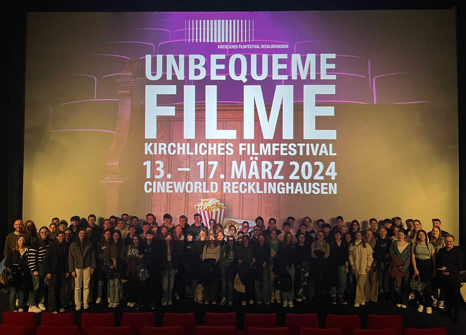 Die Schülerinnen und Schüler schauten noch vor der Kinopremiere das Filmdrama „One Life“ von James Hawes. Foto: privat