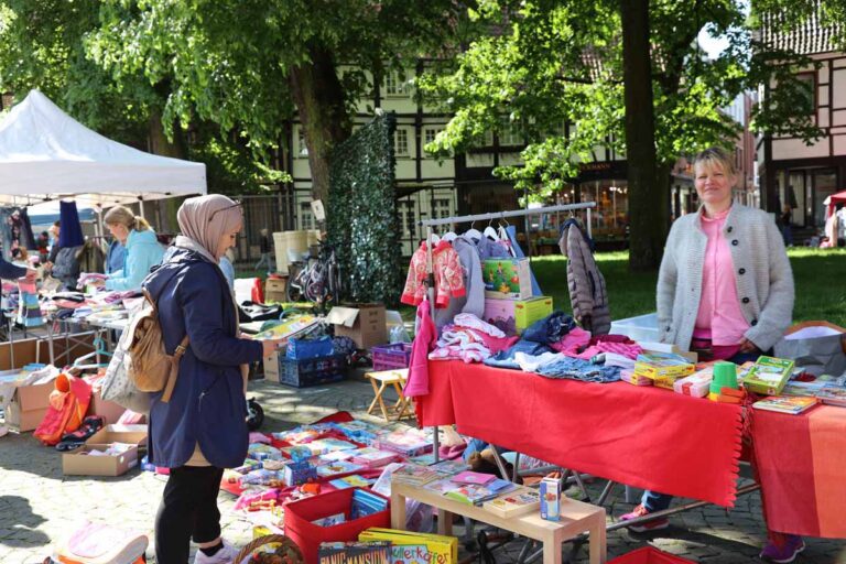 Der Werner Familienflohkmarkt 2024 wirft seine Schatten voraus. In Kürze können Plätze ergattert werden. Archivfoto: Isabel Schütte