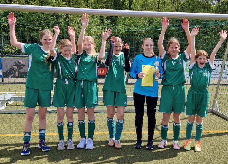 Die Juniorinnen des Gymnasiums St. Christophorus gewannen die Fußball-Meisterschaft der weiterführenden Schulen. Foto: privat