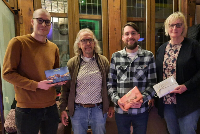 Die Happy Quizzers setzten sich beim ersten Kneipenquiz 2024 durch. Andreas Bassendowsk (2. von links), Vorsitzender des Fördervereins der Stadtbücherei, gratuliert. Foto: privat
