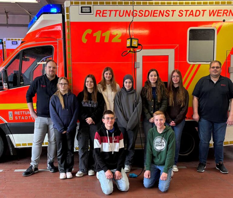 Christopher Janzen und Sebastian Günnewig gaben den Schülerinnen und Schülern am Boys`Day und Girls`Day einen tiefergehenden Einblick in das Aufgabenspektrum des Rettungsdienstes Werne. Foto: Stadt Werne 