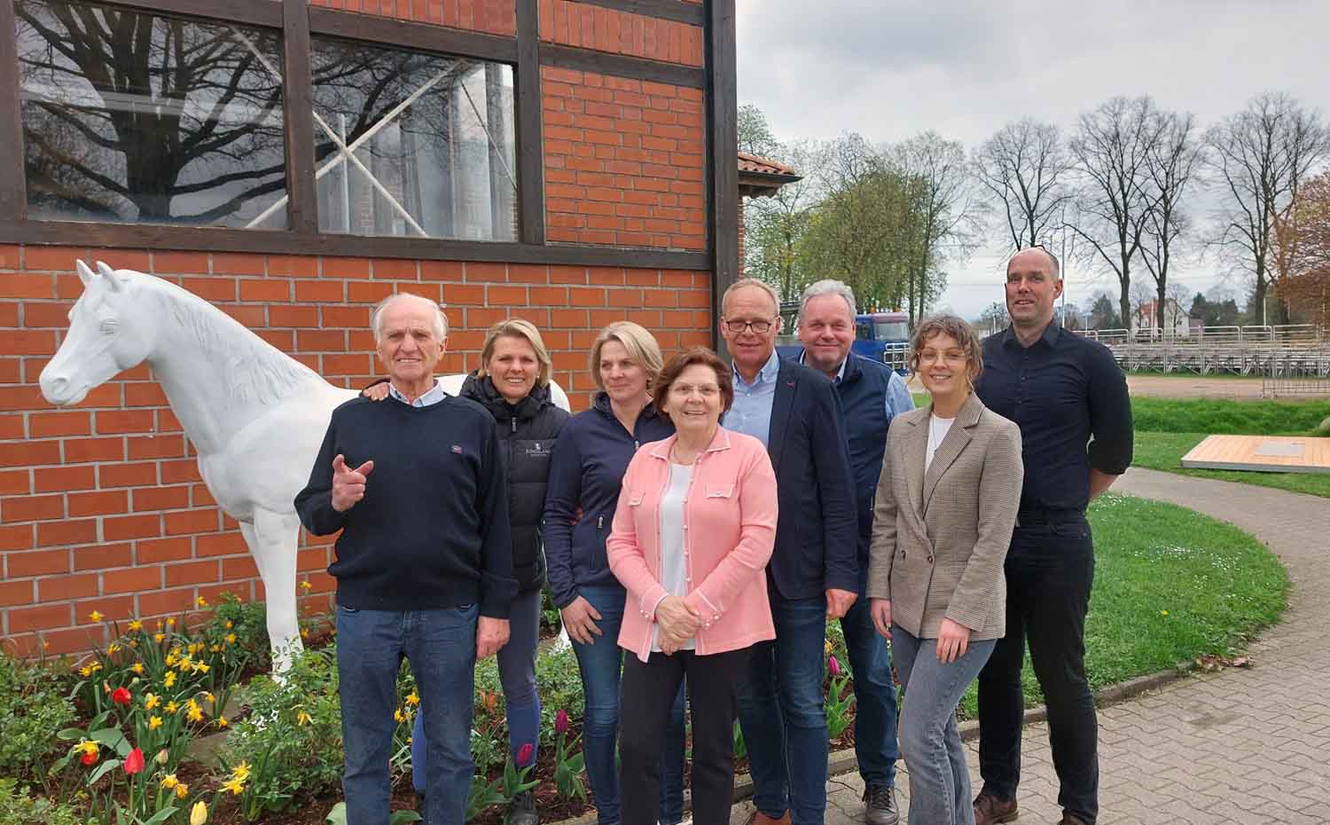 Freude herrscht bei Familie Gripshöver, Parcourschef Rainer Evelt sowie Dr. Linn Julia Temmann und Dr. Tobias Gehrke (beide Stadt Werne), dass die Lenklarer Reitertage trotz der schwierigen Verkehrssituation stattfinden können. Foto: Wagner