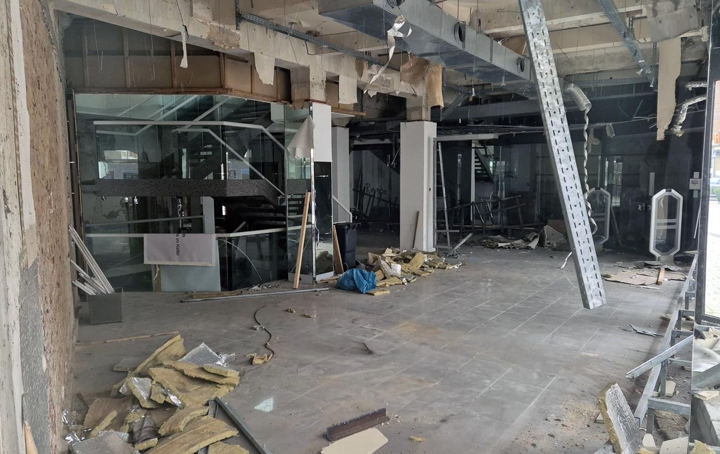 Die Arbeiten am ehemaligen Modehaus Herren Kroes/Schmersträter an der Bonenstraße, in das Bücher Beckmann 