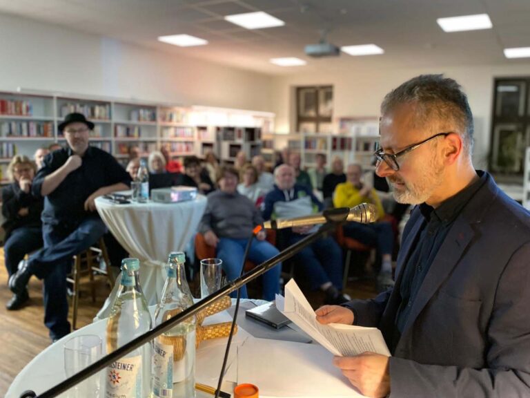 Christian Huppert präsentierte vor zahlreichen Interessierten sein "Smartphone-Reiseromänchen". Fotos: privat