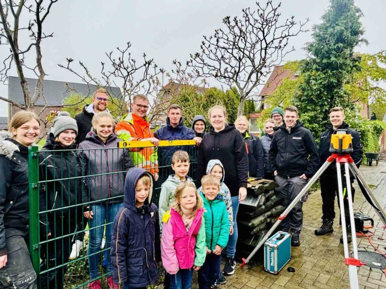 Barbara Bennemann (vordere Reihe, 6. v. l.) hatte die Landjugend für die Aktion gewonnen. Über das nun noch schönere Außengelände freuen sich die Kita-Kinder und Einrichtungsleiter Tim Köhler (hintere Reihe, 4. v. l.). Foto: Heinze