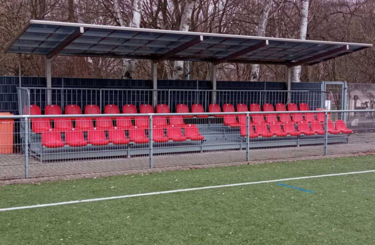 Eine Tribüne mit 50 überdachten Sitzplätzen soll die Sportanlage im Lindert aufwerten.