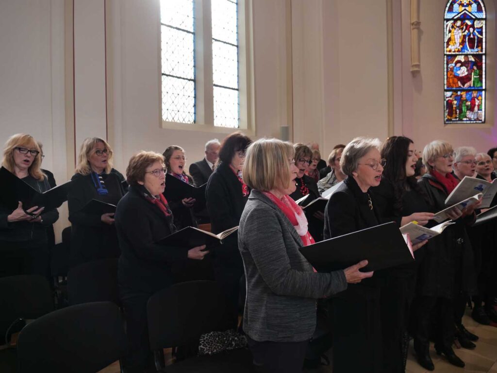 Vielseitig: Der Chor Vocapella interpretierte Werke von Bach und Rutter. Foto: Schwarze